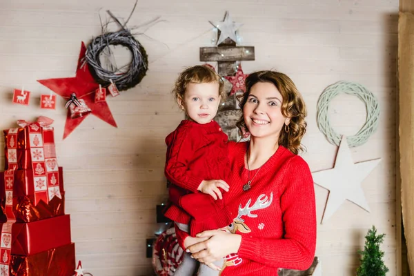 Mama i córka w czerwonych swetrach świątecznych — Zdjęcie stockowe
