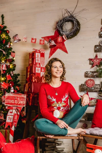 Ein lachendes Mädchen im Pullover mit Hirsch — Stockfoto