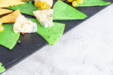 Kesme tahtasındaki peynir tabağı