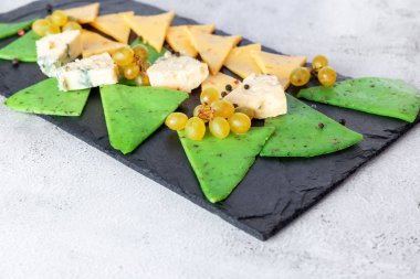 Kesme tahtasındaki peynir tabağı