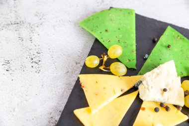 Kesme tahtasındaki peynir tabağı