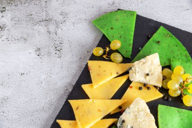 Kesme tahtasındaki peynir tabağı