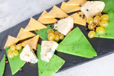 Kesme tahtasındaki peynir tabağı