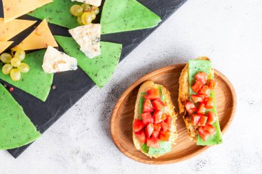 İtalyan bruschetta peynir tabağının yanında.