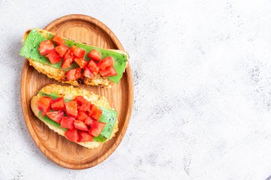 Tahta tabakta peynirli ve domatesli iki İtalyan esmer.