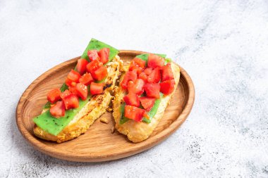 Tahta tabakta peynirli ve domatesli iki İtalyan esmer.