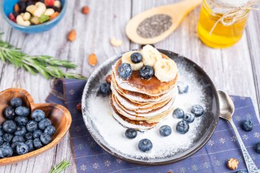 Lezzetli kahvaltı krepleri ve yaban mersini ve bal tabağı.