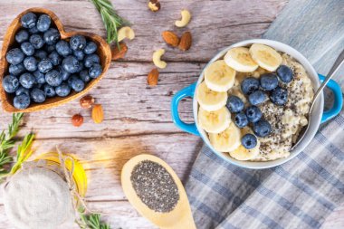 Meyveli yulaf ezmesi ve çim tohumlu muz.