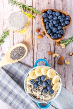 Meyveli yulaf ezmesi ve çim tohumlu muz.