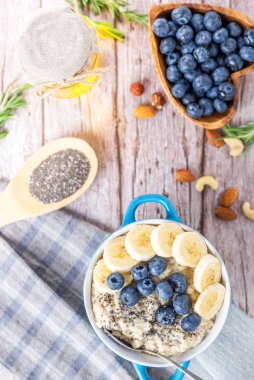 Meyveli yulaf ezmesi ve çim tohumlu muz.