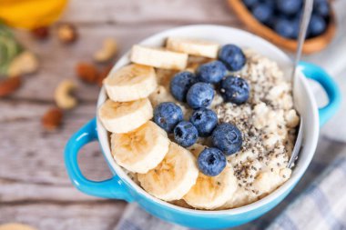 Mavi kasede muz ve yaban mersinli yulaf ezmesi