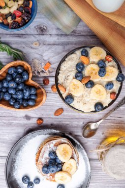 Cevizli, muzlu ve krepli yulaf ezmeli kahvaltı.