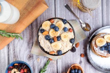 Cevizli, muzlu ve krepli yulaf ezmeli kahvaltı.