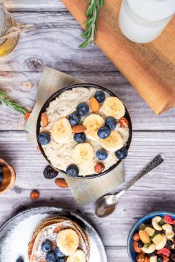 Cevizli, muzlu ve krepli yulaf ezmeli kahvaltı.