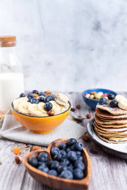 Yabanmersinli ve yulaf ezmeli bir tabakta kırsal kahvaltı krepleri. 