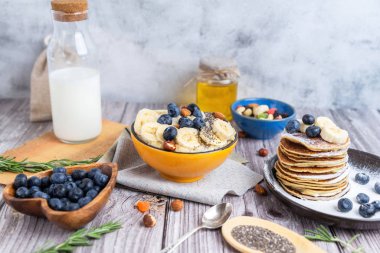 Yabanmersinli ve yulaf ezmeli bir tabakta kırsal kahvaltı krepleri. 