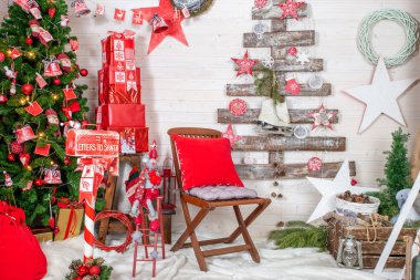 Noel ağacının ahşap süslemesi odada