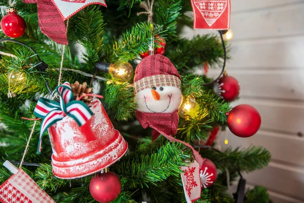 Рождественский снеговик на елке — стоковое фото