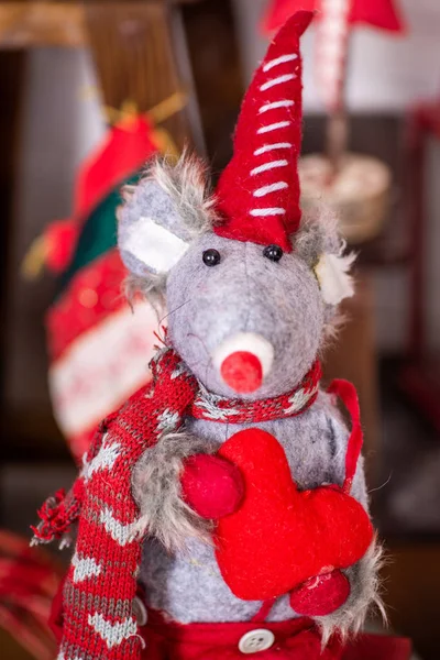 Мягкая рождественская игрушечная мышь — стоковое фото