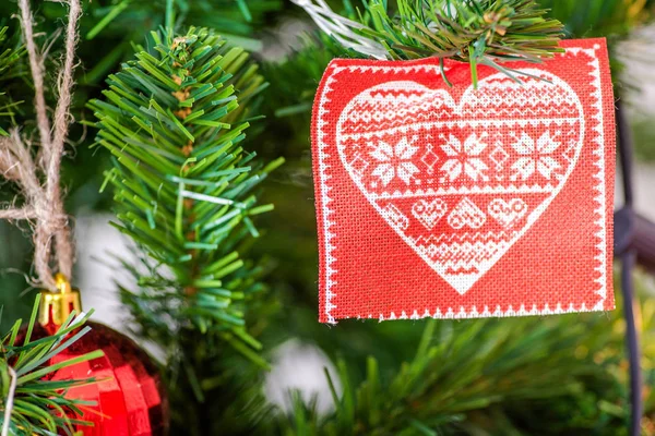 Красное рождественское пятно на елке — стоковое фото
