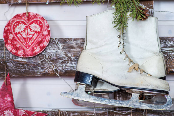 Белые коньки на деревянной стене
