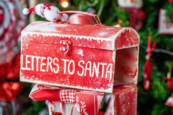 Caja de Navidad cartas a Santa Fotos de stock