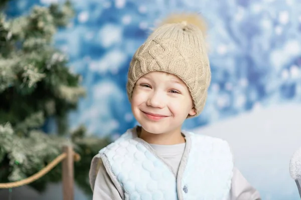 Portret chłopca w zimowych ciuchach na tle zimy — Zdjęcie stockowe