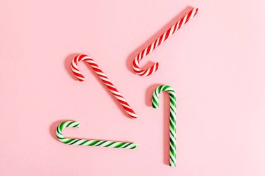 Pembe arka planda Noel lolipop bastonu