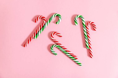 Pembe arka planda Noel lolipop bastonu