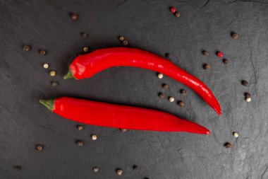 Kırmızı biberler siyah doğrama tahtasında