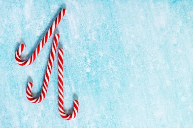 Mavi arka planda Noel şekerleri