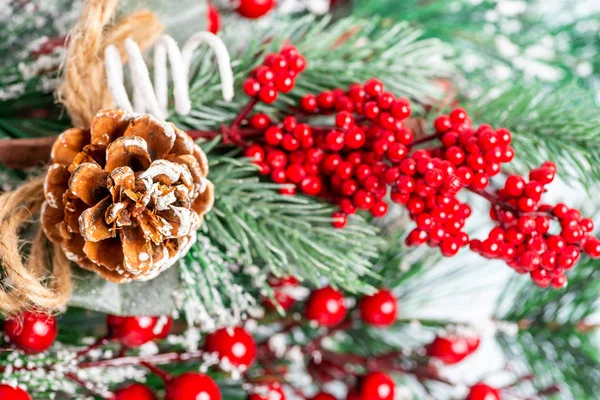Karácsonyfa ág vörös bogyós makróval — Stock Fotó
