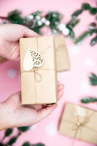 Manos con regalos artesanales sobre fondo rosa flatlay —  Fotos de Stock