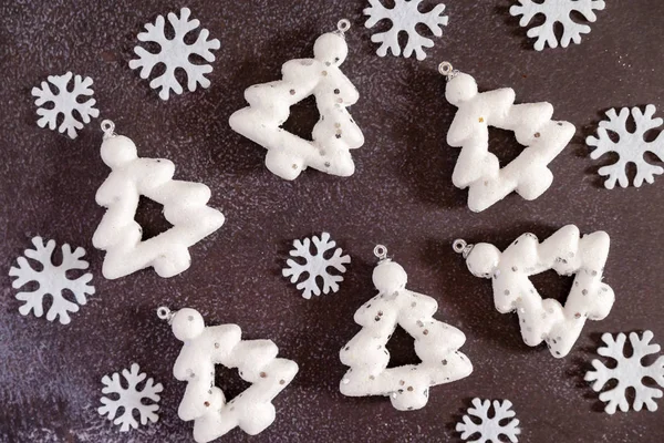 Рождественские елки белые игрушки со снежинками на темном фоне — стоковое фото