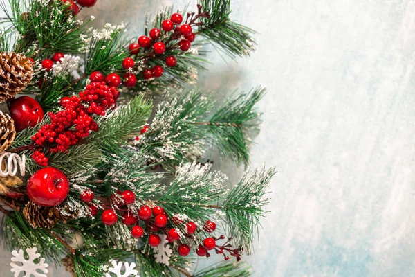 Hófödte karácsonyi fenyő ágak kék alapon — Stock Fotó