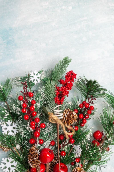 Mavi arka planda karla kaplı Noel köknar dalları