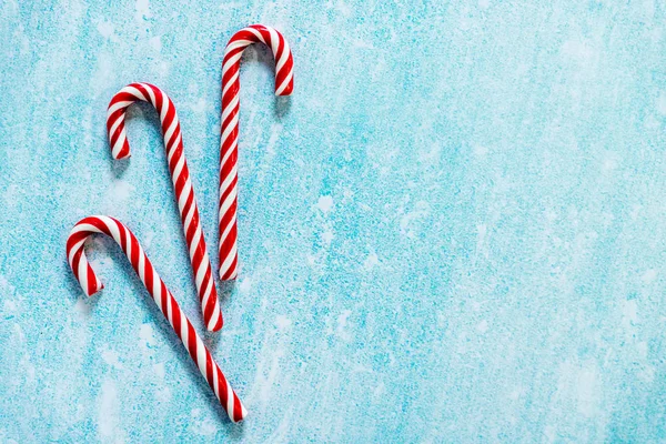 Рождественские конфеты на голубом фоне Стоковое Изображение