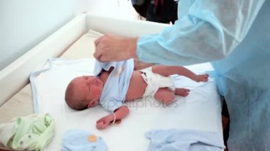 Yeni doğan bebek çocuk hemen sezaryen veya sezaryen sonra giysili