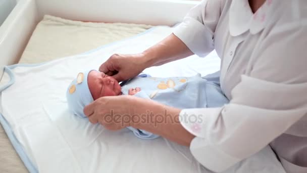 A császármetszés vagy császármetszés után azonnal swaddled született újszülött fiú — Stock videók
