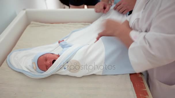 A császármetszés vagy császármetszés után azonnal swaddled született újszülött fiú — Stock videók