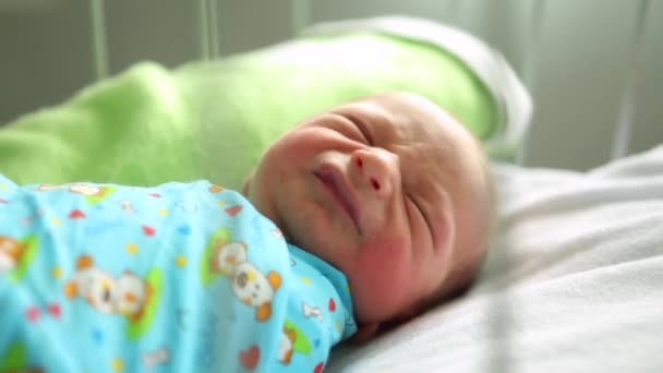 Niño recién nacido durmiendo en su cama en el hospital de maternidad. llora — Vídeo de stock