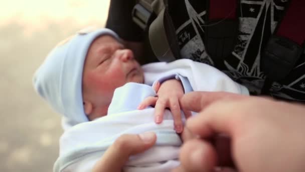 Bebé recién nacido en sus brazos de cerca — Vídeo de stock