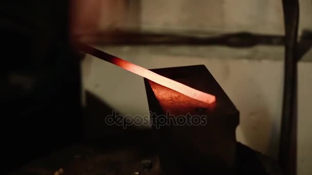史密斯打锤子在金属工件 — 图库视频影像