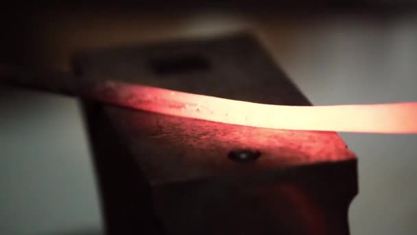 Smith verslaat de hamer op een metalen werkstuk — Stockvideo