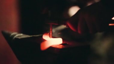 Demirci demirci akarları bir delik yumruk atıyor.