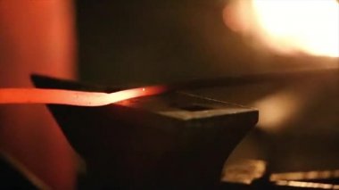 Smith çekiç üzerinde metal bir parça daha iyi. Slowmotion