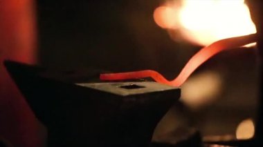 Smith çekiç üzerinde metal bir parça daha iyi. Slowmotion
