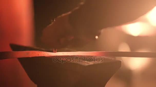 Le forgeron perce un trou dans les acariens des forgerons — Video