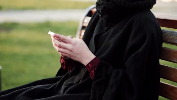 Αντλία ξανθιά κοπέλα έξω από το κείμενο στο smartphone μια σοβαρή έκφραση προσώπου Emotionless — Αρχείο Βίντεο