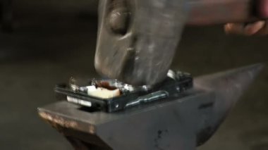 Adam bir kızak ağır çekiç, örs ile sabit disk tatili. Ağır çekim yakın çekim ses var